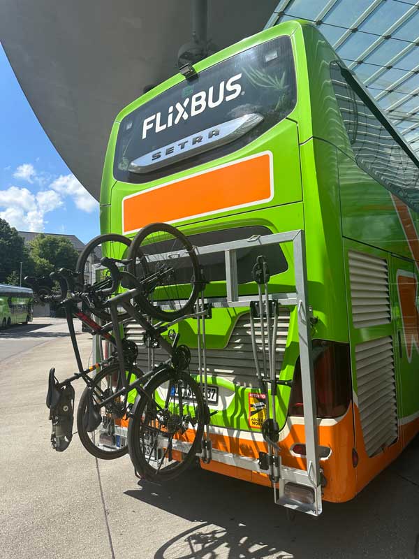 Unsere Fahrräder hängen senkrecht am Flixbus